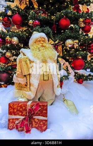 Weihnachtsmann mit Geschenken vor dem Weihnachtsbaum, Schnee, Berlin Stockfoto