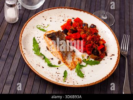 Gebackenes Lachsfilet mit Gemüsemischung Stockfoto