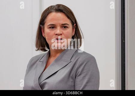 London, Großbritannien. November 2025. Sviatlana Tsikhanouskaya hört zu, bevor sie auf eine Frage während einer Podiumsveranstaltung im EU-Haus in Westminster, London, am Mittwoch, den 19. November 2025 antwortet. (VX Photo/ Rodrigo Hammond) Credit: VX Pictures/Alamy Live News Stockfoto