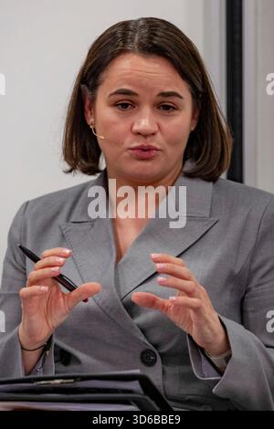 London, Großbritannien. November 2025. Sviatlana Tsikhanouskaya erläutert ihre Ansichten zur politischen Zukunft Weißrusslands während einer öffentlichen Diskussion im EU-Haus in Westminster, London am Mittwoch, 19. November 2025. (VX Photo/ Rodrigo Hammond) Credit: VX Pictures/Alamy Live News Stockfoto
