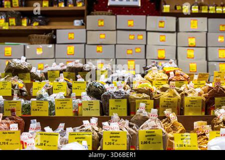 Würzburg, Deutschland, 22. Dezember 2024. Bunte Auswahl an abgepackten Gewürzen, Kräutern und Gewürzen, die in Reihen an einem traditionellen Marktstand angeordnet sind Stockfoto