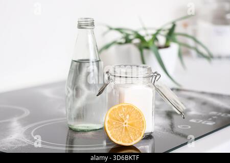 Zitrone mit Backpulver und Essig auf Herd in der Küche, Nahaufnahme Stockfoto