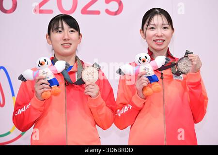 Tokio, Japan. November 2025. Moemi Yamada & Mizue Yamada (JPN) Tischtennis : Verleihung der Doppel-Preise für Frauen während TOKIO 2025 DEAFLYMPICS am Tokio Metropolitan Gymnasium in Tokio, Japan . Quelle: AFLO SPORT/Alamy Live News Stockfoto