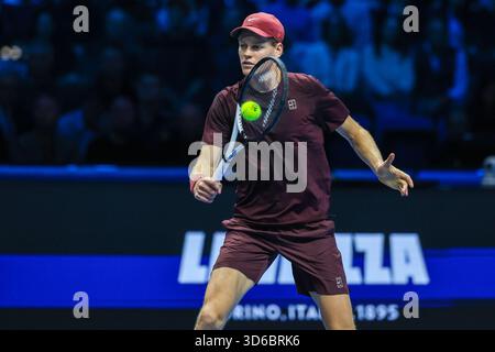 Jannik Sinner aus Italien wurde am sechsten Tag des Nitto ATP Finals 2025 in der Inalpi Arena in Turin während des Gruppenspiels der Männer gegen Ben Shelton aus den Vereinigten Staaten in Aktion gesehen Stockfoto