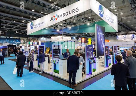 Allgemeine Ansicht des Pavillons der luxemburgischen Raumfahrtagentur mit mehreren Ausstellern, die das luxemburgische Raumfahrtökosystem auf der Space Tech Expo Europe 2025 auf der Messe Bremen am 19. November 2025 repräsentieren. Stockfoto