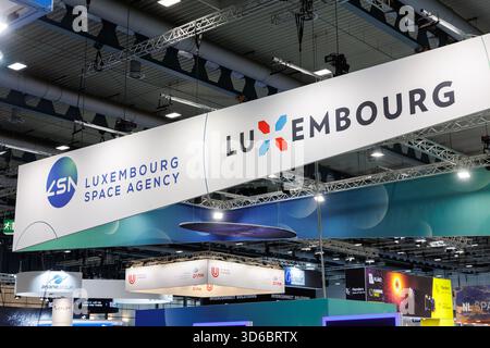 Allgemeine Ansicht des Pavillons der luxemburgischen Raumfahrtagentur mit mehreren Ausstellern, die das luxemburgische Raumfahrtökosystem auf der Space Tech Expo Europe 2025 auf der Messe Bremen am 19. November 2025 repräsentieren. Stockfoto