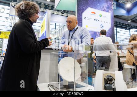 Allgemeine Ansicht des Pavillons der luxemburgischen Raumfahrtagentur mit mehreren Ausstellern, die das luxemburgische Raumfahrtökosystem auf der Space Tech Expo Europe 2025 auf der Messe Bremen am 19. November 2025 repräsentieren. Stockfoto