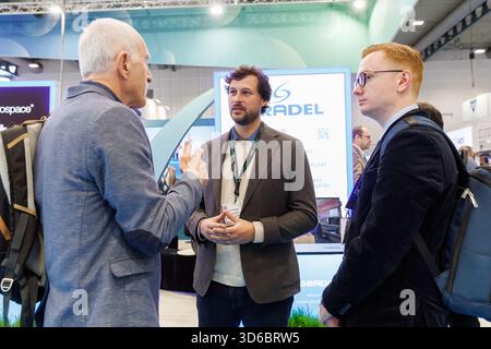 Allgemeine Ansicht des Pavillons der luxemburgischen Raumfahrtagentur mit mehreren Ausstellern, die das luxemburgische Raumfahrtökosystem auf der Space Tech Expo Europe 2025 auf der Messe Bremen am 19. November 2025 repräsentieren. Stockfoto