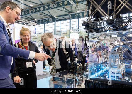 Allgemeine Ansicht des Pavillons der luxemburgischen Raumfahrtagentur mit mehreren Ausstellern, die das luxemburgische Raumfahrtökosystem auf der Space Tech Expo Europe 2025 auf der Messe Bremen am 19. November 2025 repräsentieren. Stockfoto
