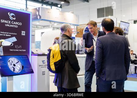 Allgemeine Ansicht des Pavillons der luxemburgischen Raumfahrtagentur mit mehreren Ausstellern, die das luxemburgische Raumfahrtökosystem auf der Space Tech Expo Europe 2025 auf der Messe Bremen am 19. November 2025 repräsentieren. Stockfoto