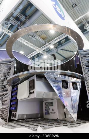 Allgemeine Ansicht des Pavillons der luxemburgischen Raumfahrtagentur mit mehreren Ausstellern, die das luxemburgische Raumfahrtökosystem auf der Space Tech Expo Europe 2025 auf der Messe Bremen am 19. November 2025 repräsentieren. Stockfoto
