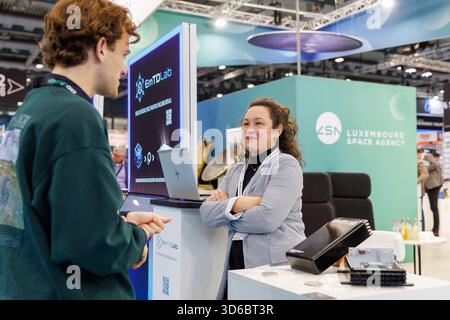 Allgemeine Ansicht des Pavillons der luxemburgischen Raumfahrtagentur mit mehreren Ausstellern, die das luxemburgische Raumfahrtökosystem auf der Space Tech Expo Europe 2025 auf der Messe Bremen am 19. November 2025 repräsentieren. Stockfoto