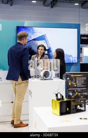 Allgemeine Ansicht des Pavillons der luxemburgischen Raumfahrtagentur mit mehreren Ausstellern, die das luxemburgische Raumfahrtökosystem auf der Space Tech Expo Europe 2025 auf der Messe Bremen am 19. November 2025 repräsentieren. Stockfoto
