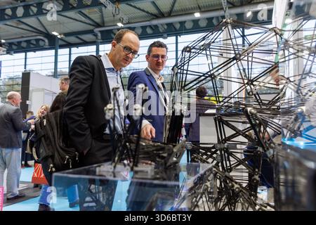 Allgemeine Ansicht des Pavillons der luxemburgischen Raumfahrtagentur mit mehreren Ausstellern, die das luxemburgische Raumfahrtökosystem auf der Space Tech Expo Europe 2025 auf der Messe Bremen am 19. November 2025 repräsentieren. Stockfoto