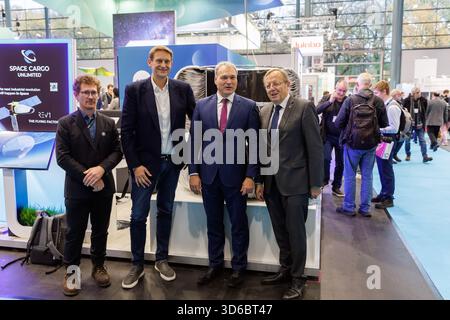Allgemeine Ansicht des Pavillons der luxemburgischen Raumfahrtagentur mit mehreren Ausstellern, die das luxemburgische Raumfahrtökosystem auf der Space Tech Expo Europe 2025 auf der Messe Bremen am 19. November 2025 repräsentieren. Stockfoto