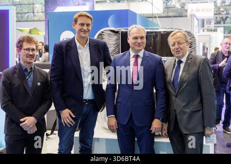 Allgemeine Ansicht des Pavillons der luxemburgischen Raumfahrtagentur mit mehreren Ausstellern, die das luxemburgische Raumfahrtökosystem auf der Space Tech Expo Europe 2025 auf der Messe Bremen am 19. November 2025 repräsentieren. Stockfoto
