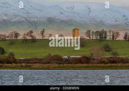 Clackmannan Tower, Blick vom Dunmore Village über den Fluss Forth. Stockfoto