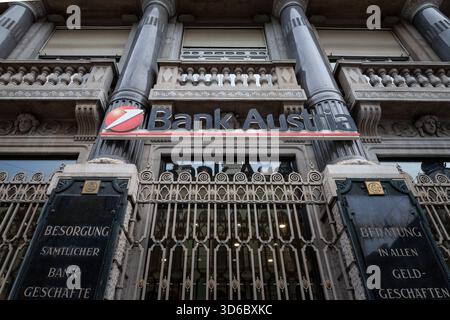 GRAZ, ÖSTERREICH - 22. DEZEMBER 2024: Bank Austria unterschreibt eine kunstvolle Zweigfassade in Graz. Bank Austria ist der österreichische Name der italienischen Bank Stockfoto