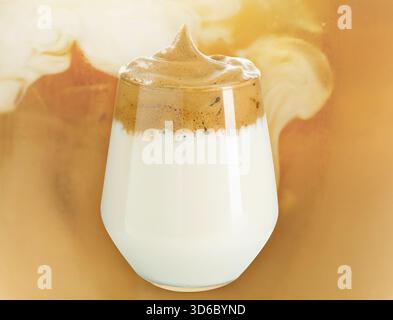Leckerer Dalgona-Kaffee mit Milch im Glas, Poster Stockfoto