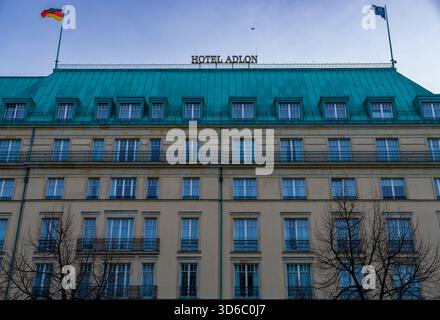 Vorderansicht des historischen Hotels Adlon Kempinski am Pariser Platz in Berlin. Stockfoto
