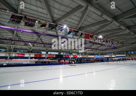 Calgary, Kanada. November 2025. CALGARY, KANADA - 19. NOVEMBER: Allgemeiner Blick auf die Eislaufbahn während eines Trainings vor der ISU World Cup Speed Skating im Olympischen Oval am 19. November 2025 in Calgary, Kanada (Foto: Andre Weening/Orange Pictures) Credit: Orange Pics BV/Alamy Live News Stockfoto
