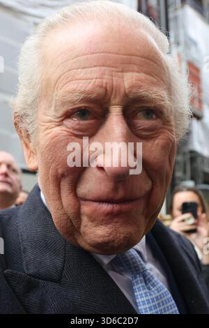 London, Großbritannien. November 2025. König Karl III. Sah außerhalb von Fortnum & Mason, nachdem er den zweiten Jahrestag des Coronation Food Project begangen hatte und Gespräche mit leitenden Führungskräften und leitenden Führern von Alliance Food Sourcing hielt. Quelle: SOPA Images Limited/Alamy Live News Stockfoto