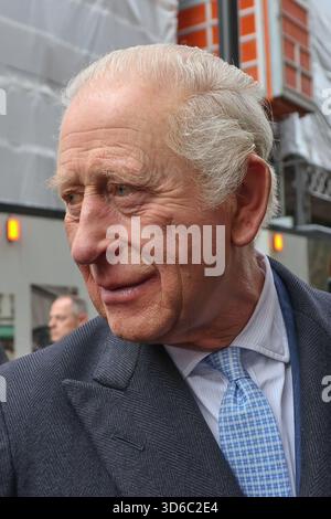 London, Großbritannien. November 2025. König Karl III. Sah außerhalb von Fortnum & Mason, nachdem er den zweiten Jahrestag des Coronation Food Project begangen hatte und Gespräche mit leitenden Führungskräften und leitenden Führern von Alliance Food Sourcing hielt. Quelle: SOPA Images Limited/Alamy Live News Stockfoto