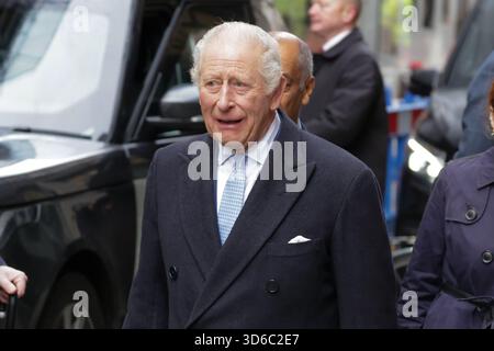 London, Großbritannien. November 2025. König Karl III. Sah außerhalb von Fortnum & Mason, nachdem er den zweiten Jahrestag des Coronation Food Project begangen hatte und Gespräche mit leitenden Führungskräften und leitenden Führern von Alliance Food Sourcing hielt. Quelle: SOPA Images Limited/Alamy Live News Stockfoto