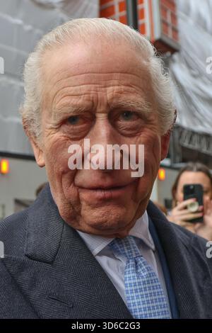 London, Großbritannien. November 2025. König Karl III. Sah außerhalb von Fortnum & Mason, nachdem er den zweiten Jahrestag des Coronation Food Project begangen hatte und Gespräche mit leitenden Führungskräften und leitenden Führern von Alliance Food Sourcing hielt. Quelle: SOPA Images Limited/Alamy Live News Stockfoto