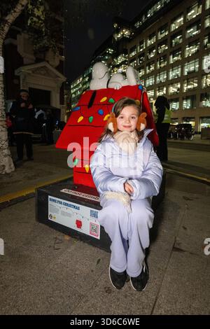 Am 19. November 2025 wurden die Weihnachtslichter in der Fleet Street von Alexander Armstrong, Snoopy und Lady Lucy French eingeschaltet. Es ist der Beginn des festlichen Fleet Street Quarter 2025-Programms, das einen Snoopy-Skulpturenpfad umfasst. Mit 12 von Künstlern entworfenen Snoopy-Skulpturen, die im gesamten Viertel ausgestellt werden, läuft das bis 16. Januar 2026. Andrew Lalchan Photography/Alamy Live News Stockfoto