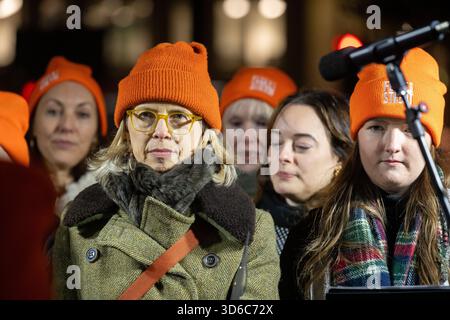 Am 19. November 2025 wurden die Weihnachtslichter in der Fleet Street von Alexander Armstrong, Snoopy und Lady Lucy French eingeschaltet. Es ist der Beginn des festlichen Fleet Street Quarter 2025-Programms, das einen Snoopy-Skulpturenpfad umfasst. Mit 12 von Künstlern entworfenen Snoopy-Skulpturen, die im gesamten Viertel ausgestellt werden, läuft das bis 16. Januar 2026. Andrew Lalchan Photography/Alamy Live News Stockfoto