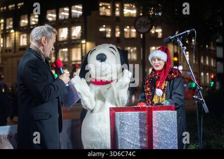 Am 19. November 2025 wurden die Weihnachtslichter in der Fleet Street von Alexander Armstrong, Snoopy und Lady Lucy French eingeschaltet. Es ist der Beginn des festlichen Fleet Street Quarter 2025-Programms, das einen Snoopy-Skulpturenpfad umfasst. Mit 12 von Künstlern entworfenen Snoopy-Skulpturen, die im gesamten Viertel ausgestellt werden, läuft das bis 16. Januar 2026. Andrew Lalchan Photography/Alamy Live News Stockfoto