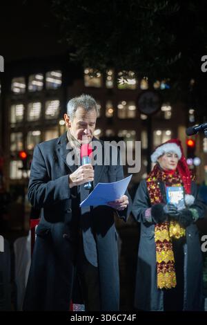 Am 19. November 2025 wurden die Weihnachtslichter in der Fleet Street von Alexander Armstrong, Snoopy und Lady Lucy French eingeschaltet. Es ist der Beginn des festlichen Fleet Street Quarter 2025-Programms, das einen Snoopy-Skulpturenpfad umfasst. Mit 12 von Künstlern entworfenen Snoopy-Skulpturen, die im gesamten Viertel ausgestellt werden, läuft das bis 16. Januar 2026. Andrew Lalchan Photography/Alamy Live News Stockfoto