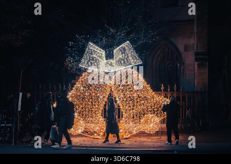 Am 19. November 2025 wurden die Weihnachtslichter in der Fleet Street von Alexander Armstrong, Snoopy und Lady Lucy French eingeschaltet. Es ist der Beginn des festlichen Fleet Street Quarter 2025-Programms, das einen Snoopy-Skulpturenpfad umfasst. Mit 12 von Künstlern entworfenen Snoopy-Skulpturen, die im gesamten Viertel ausgestellt werden, läuft das bis 16. Januar 2026. Andrew Lalchan Photography/Alamy Live News Stockfoto