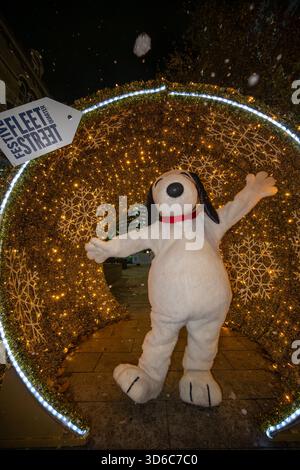 Am 19. November 2025 wurden die Weihnachtslichter in der Fleet Street von Alexander Armstrong, Snoopy und Lady Lucy French eingeschaltet. Es ist der Beginn des festlichen Fleet Street Quarter 2025-Programms, das einen Snoopy-Skulpturenpfad umfasst. Mit 12 von Künstlern entworfenen Snoopy-Skulpturen, die im gesamten Viertel ausgestellt werden, läuft das bis 16. Januar 2026. Andrew Lalchan Photography/Alamy Live News Stockfoto