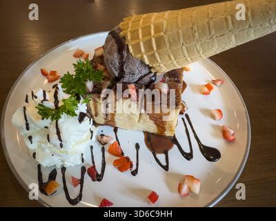 Süßer Schokoladen-Backstein-Toast mit Eis und Honig Stockfoto