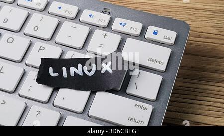 Linux-Betriebssystem-Konzept mit handgeschriebenem Hinweis auf Computertastatur, der Open Source-Technologie und -Programmierung darstellt Stockfoto