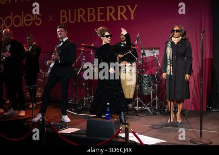 RAYE beleuchtet New York im Bloomingdale's Feiertagsfenster, enthüllt am 19. November 2025 in New York City zusammen mit seinem Partner Burberry im Bloomingdale's. Stockfoto