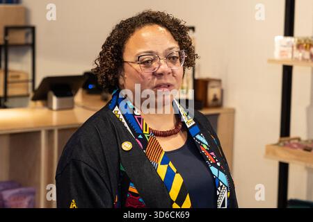 New York, Usa. November 2025. Gaia DiLoreto, Executive Director von Brooklyn Made Stores, spricht während Gouverneur Kathy Hochul am 19. November 2025 eine Pressekonferenz über die Fortschritte bei der Bekämpfung von Einzelhandelsdiebstahl hält, nachdem die Staatspolizei mehr als 2,6 Millionen Dollar an gestohlenen Gütern auf dem Brooklyn Made Market in New York, New York, NY, zurückgeholt hatte. Sie wurde von Gaia DiLoreto, Executive Director von Brooklyn Made Stores und Council Member Lincoln Restler und seinem Sohn begleitet. (Foto: Lev Radin/SIPA USA) (Foto: Lev Radin/Pacific Press) Credit: Pacific Press Media Production Corp./Alamy Live News Stockfoto