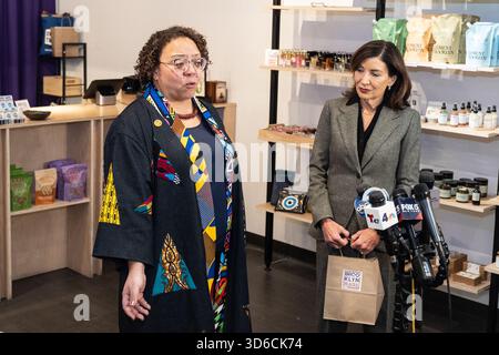 New York, Usa. November 2025. Gaia DiLoreto, Executive Director von Brooklyn Made Stores, spricht während Gouverneur Kathy Hochul am 19. November 2025 eine Pressekonferenz über die Fortschritte bei der Bekämpfung von Einzelhandelsdiebstahl hält, nachdem die Staatspolizei mehr als 2,6 Millionen Dollar an gestohlenen Gütern auf dem Brooklyn Made Market in New York, New York, NY, zurückgeholt hatte. Sie wurde von Gaia DiLoreto, Executive Director von Brooklyn Made Stores und Council Member Lincoln Restler und seinem Sohn begleitet. (Foto: Lev Radin/SIPA USA) (Foto: Lev Radin/Pacific Press) Credit: Pacific Press Media Production Corp./Alamy Live News Stockfoto