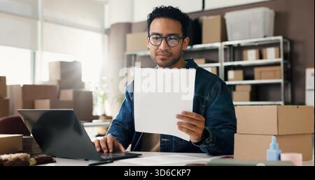 Mann, Dokumente und Laptop für Dropshipping, Logistik oder Vertriebsvertrag im Büro. Person, Papierkram und Verwaltung für die Lieferkette Stockfoto