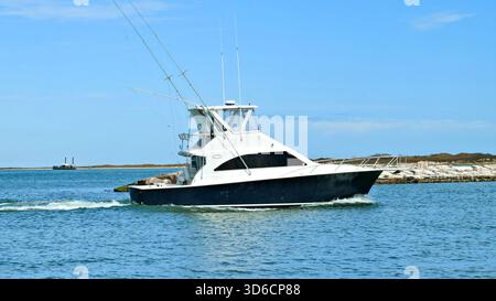 Wunderschönes weißes und schwarzes Fischerboot auf dem blauen Wasser. Stockfoto
