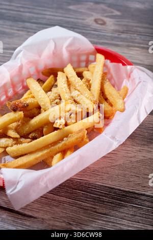 Blick auf einen Korb mit Knoblauch Pommes frites. Stockfoto