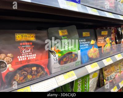 Los Angeles, Kalifornien, USA - 05.05.2023: Eine Ansicht mehrerer Pakete Lee Kum Kee Eintopfpulver, ausgestellt in einem örtlichen Lebensmittelgeschäft. Stockfoto