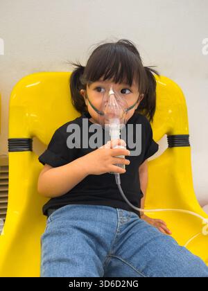 Krankes Kleinkind-Mädchen mit Dampfinhalator mit Vernebler-Maske-Inhalation im Krankenhaus Stockfoto