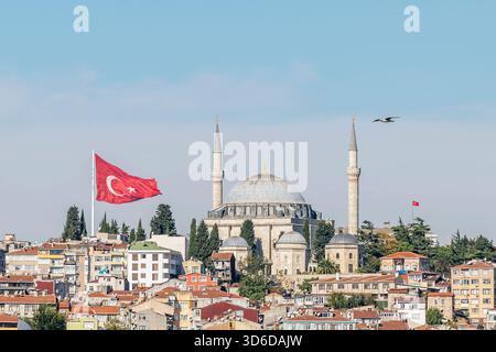 Eine große türkische Flagge fliegt in der Nähe der Yavuz-Selim-Moschee in Istanbul Stockfoto