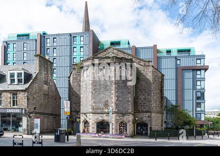 Aberdeen, Schottland, Vereinigtes Königreich - 7. Juli 2024: The Point Flat und Triple Kirks Turmspitze in Aberdeen, Schottland, Vereinigtes Königreich. Stockfoto