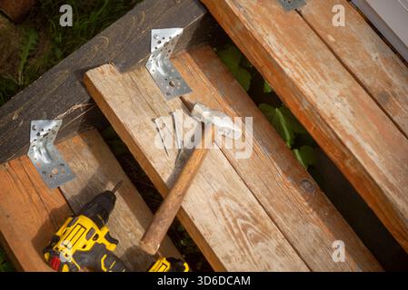 Holztreppen der Veranda und Werkzeuge darauf, draußen nah oben Stockfoto