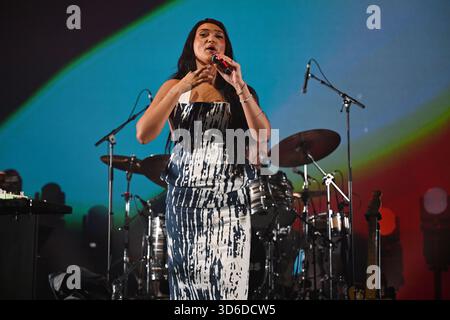 UK. November 2025. LONDON, ENGLAND - 19. NOVEMBER: Joy Crookes tritt am 19. November 2025 in London auf. CAP/MAR © MAR/Capital Pictures Credit: Capital Pictures/Alamy Live News Stockfoto