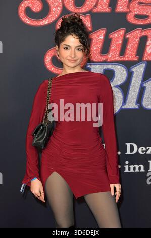 Ischtar Isik bei der Europapremiere des Kinofilms Song Sung Blue im Zoo Palast. Berlin, 19.11.2025 *** Ishtar Isik bei der europäischen Premiere des Films Song Sung Blue im Zoo Palast Berlin, 19 11 2025 Foto:XM.xBehrensx/xFuturexImagex Blue 5123 Stockfoto